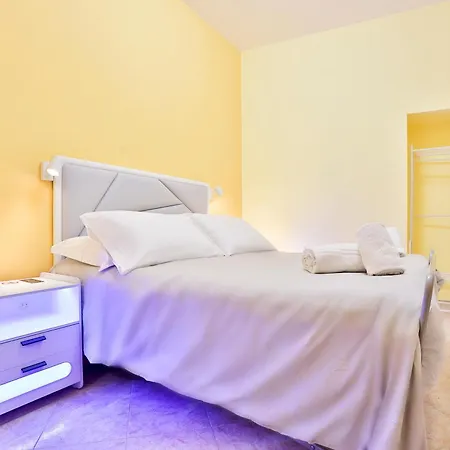 Апартаменты Guesthost - Casazzurra - Your Place Next To Port & Castel Nuovo *