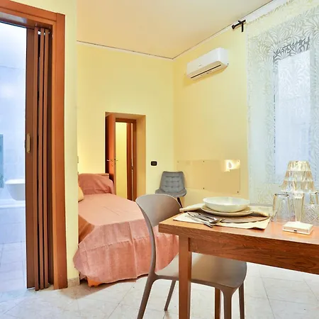 Guesthost - Casazzurra - Your Place Next To Port & Castel Nuovo Апартаменты Неаполь